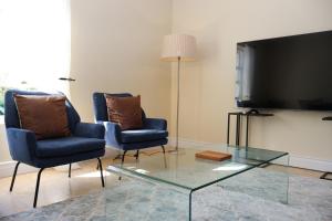 Et tv og/eller underholdning på Paradyskloof Spacious Apartment