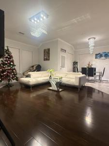 ein Wohnzimmer mit zwei Sofas und einem Weihnachtsbaum in der Unterkunft Cozy, Modern, Family Fun Home near AT&T Stadium, Rangers, Six Flags, Epic Water Park in Arlington