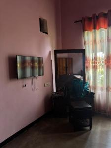 Peace Haven في بانادورا: غرفة معيشة مع تلفزيون بشاشة مسطحة على الحائط