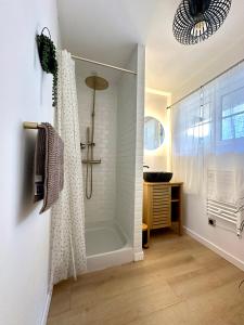 a bathroom with a shower and a sink at Charmant deux pièces en plein centre-ville de NARBONNE in Narbonne +19 photos