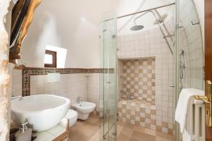 Et badeværelse på Trullo Suite Tulipano ad Alberobello