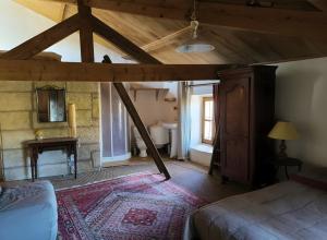 Camera mansardata con letto e camino. di Au Fil Des 5 Saisons a Vers-Pont-du-Gard Altre 33 foto