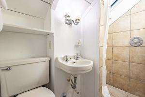 une petite salle de bain avec toilettes et lavabo dans l'établissement Curry House - Room 9, à Key West