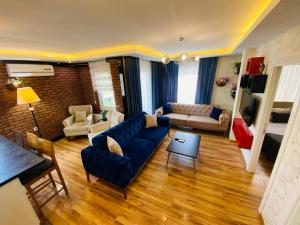 ein Wohnzimmer mit Sofa und Tisch in der Unterkunft Royal Loft Suit in Antalya