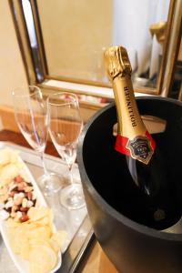 een fles champagne in een emmer naast wijnglazen bij Hotel Ristorante Ca' Nova in Marghera +30 foto's