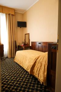 een hotelkamer met een bed en een spiegel bij Hotel Ristorante Ca' Nova in Marghera