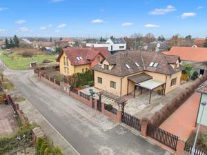 een uitzicht op een huis met een straat bij The Dante House Šeberov in Praag