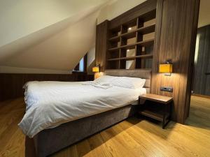 Ένα ή περισσότερα κρεβάτια σε δωμάτιο στο KULA ANDJELA KONACI - Kopaonik Ski Centar