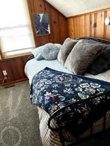 een slaapkamer met twee bedden met kussens erop bij Relaxing 4BR Holiday Retreat Large, Cozy & Close to Airport in Columbus