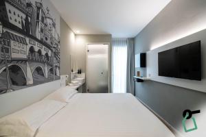 Una cama o camas en una habitación de Hotiday Firenze Peretola