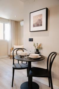 mesa de comedor con 2 sillas y mesa en Jávea Boutique Stays - Holiday Apartments, en Jávea