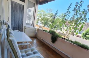 een balkon met een tafel, stoelen en een raam bij Antoinette Kurappartement in Bad Krozingen