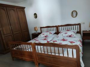 een slaapkamer met een houten bed en een houten kast bij Antoinette Kurappartement in Bad Krozingen