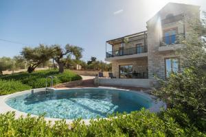 Swimmingpoolen hos eller tæt på Villa Lavidona by PosarelliVillas