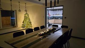 a long table with a christmas tree in a room at Domki u Duszy Wielka Dusza in Brenna