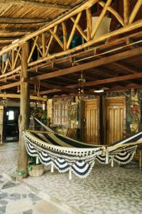 eine Hängematte in einem großen Raum mit Holzdecke in der Unterkunft Beautiful house in Guasacate 100 meters from the sea in Popoyo