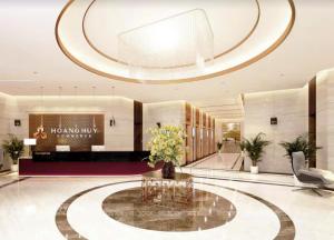 a large lobby with a large chandelier in a building at Hoàng Huy Commerce Võ Nguyên Giáp Enny Homestay in An Khê