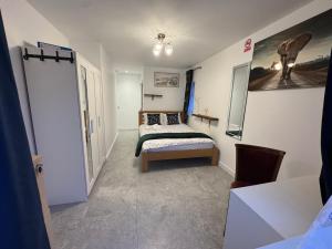 een slaapkamer met een bed en een tafel erin bij Bota Property in Kidlington +8 foto's