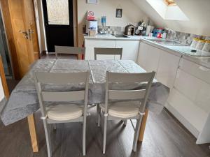 Una cocina o cocineta en Cozy Studio-Omagh-Continental Breakfast Included