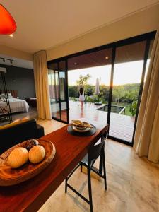 Loft Cerrado de Minas في جوبوتيكاتوباس: غرفة مع طاولة عليها طبق من الطعام