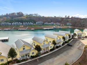 Family-friendly Home Hot Tub Lake View & Pool Access في Alder: اطلالة جوية على صف من البيوت بجانب نهر