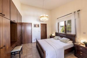 een slaapkamer met een groot bed en een kroonluchter bij Relax Villa in Lachi +39 foto's