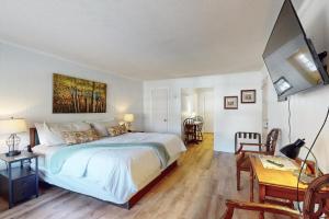 Μια τηλεόραση ή/και κέντρο ψυχαγωγίας στο Dogwood - Unit 603