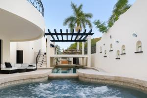 Swimmingpoolen hos eller tæt på #Marbella Lane - Grand 5BR Oasis Villa Getaway