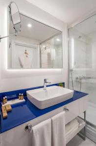 New Orbi City Cenetr في باتومي: حمام مع حوض أبيض ومرآة +94 صورة