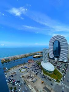 New Orbi City Cenetr في باتومي: اطلالة جوية على مبنى كبير مع موقف للسيارة