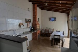 eine Küche mit Tisch und Esszimmer in der Unterkunft Casa Familiar Morada in Aparecida