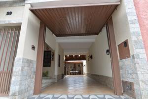 einen Flur eines Gebäudes mit einer Holzdecke in der Unterkunft Casa Familiar Morada in Aparecida