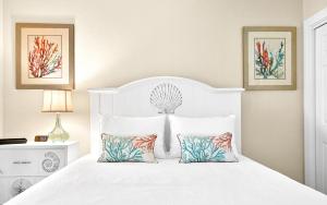 En eller flere senge i et værelse på Sun Baker III West