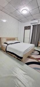 Un dormitorio con una cama grande en una habitación. en Minny house Home stay, en Ban Komo Sip Paet