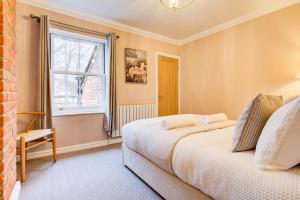 een slaapkamer met een bed en een raam bij Cottage in the centre in Colchester