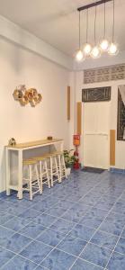 comedor con mesa y sillas en un suelo de baldosa azul en Minny house Home stay, en Ban Komo Sip Paet