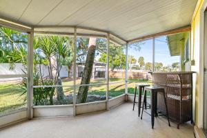 una veranda riparata con tavolo e sedie di Sun Baker III East a Anna Maria Island