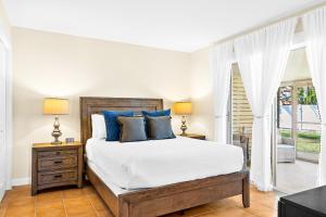 una camera da letto con un letto grande con cuscini blu di Sun Baker III East a Anna Maria Island