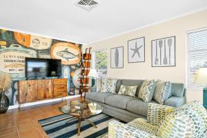 un soggiorno con un divano e una TV di Sun Baker III East a Anna Maria Island