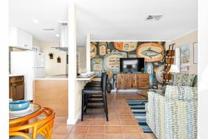 una cucina e un soggiorno con un murale di Sun Baker III East a Anna Maria Island Altre 34 foto