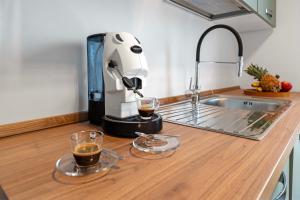 een koffiezetapparaat op het aanrecht met twee glazen bij Casa Gabbiano by Ca-sa Check in Chioggia