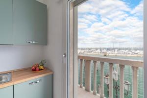 een keuken met een balkon met uitzicht op de oceaan bij Casa Gabbiano by Ca-sa Check in Chioggia +35 foto's