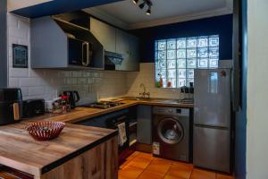 Nhà bếp/bếp nhỏ tại GILLFORD GALLERY ACCOMMODATION