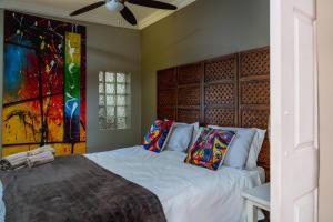 Giường trong phòng chung tại GILLFORD GALLERY ACCOMMODATION +47 ảnh