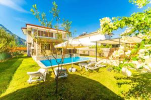 una casa con piscina in giardino di Villa Serafina a Mergenli