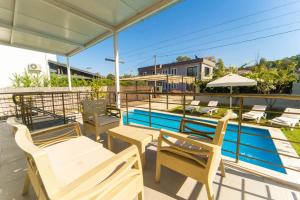 un patio con sedie e una piscina di Villa Serafina a Mergenli