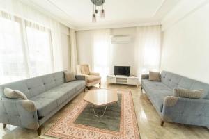 un soggiorno con un divano e un tavolo di Villa Serafina a Mergenli