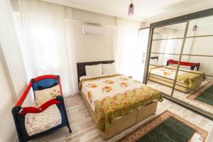 una camera da letto con un letto e un grande specchio di Villa Serafina a Mergenli Altre 20 foto