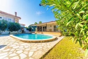 basen przed domem w obiekcie Villa Sena w mieście Dalyan