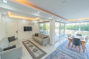 salon ze stołem i kanapą w obiekcie Villa Sena w mieście Dalyan